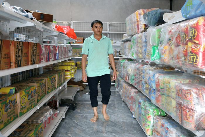 Anh Sùng A Tủa trong cửa hàng tạp hóa của gia đình mình