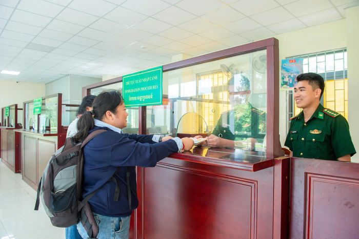 Cán bộ, chiến sĩ thực hiện nhiệm vụ kiểm tra, kiểm soát tại Cửa khẩu Bu Prăng