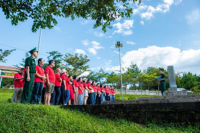 Một đoàn khách đến thăm cột mốc biên giới tiếp giáp nước bạn Campuchia