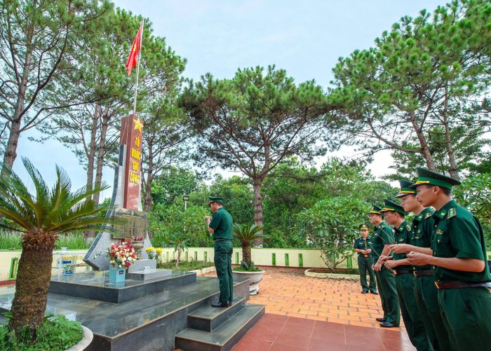 Lực lượng Biên phòng dâng hương tri ân các Anh hùng Liệt sĩ tại đài tưởng niệm khu vực biên giới