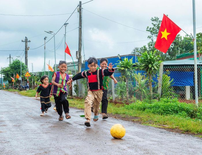 Niềm vui nho nhỏ của trẻ em vùng biên
