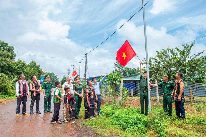 Chính quyền địa phương, lực lượng biên phòng cùng bà con Nhân dân xã Quảng trực treo Cờ Tổ quốc nhân dịp Quốc khánh 2/9