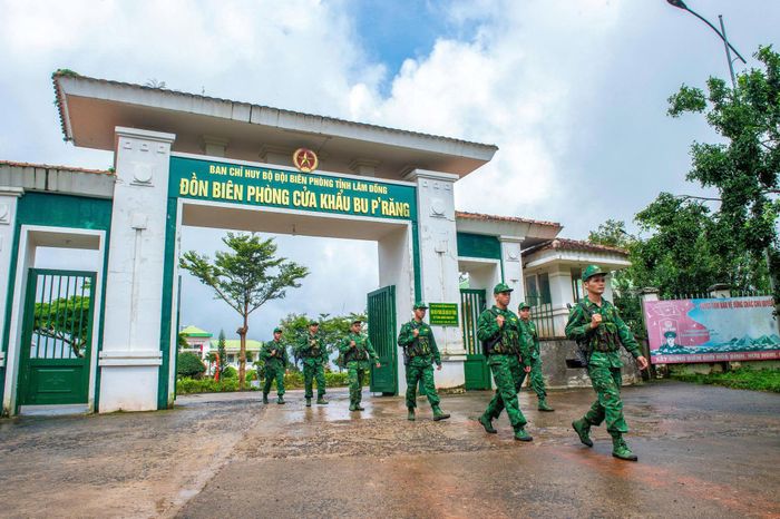 Cán bộ, chiến sĩ Đồn Biên phòng Cửa khẩu Bu Prăng tuần tra, bảo vệ đường biên, cột mốc