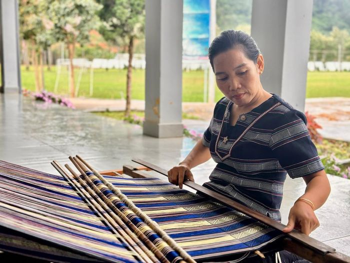Nghệ nhân K'Thầm say sưa bên khung dệt