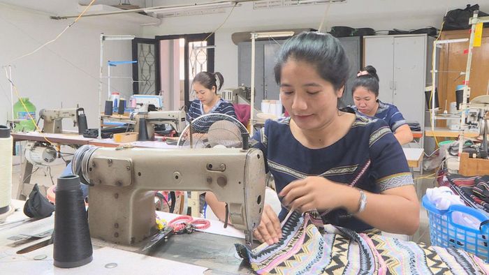 Nghệ nhân K'Điểm may sản phẩm thổ cẩm