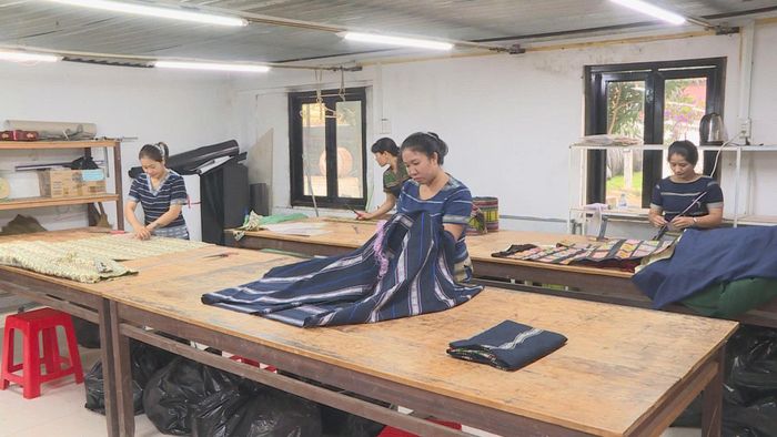 Các nghệ nhân thực hiện các công đoạn tạo ra sản phẩm thổ cẩm