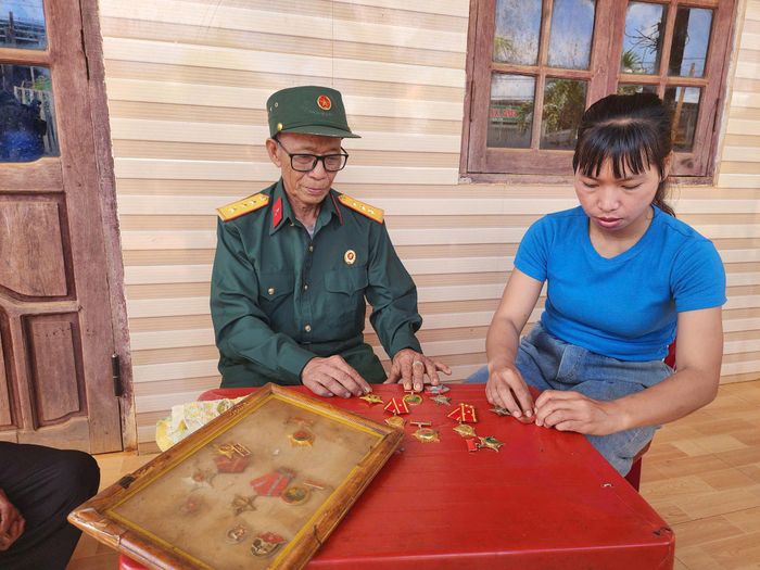 Các Huân, Huy chương thời chiến tranh và quá trình công tác được tặng thưởng, ông Y Sênh luôn trân trọng giữ gìn làm kỷ niệm