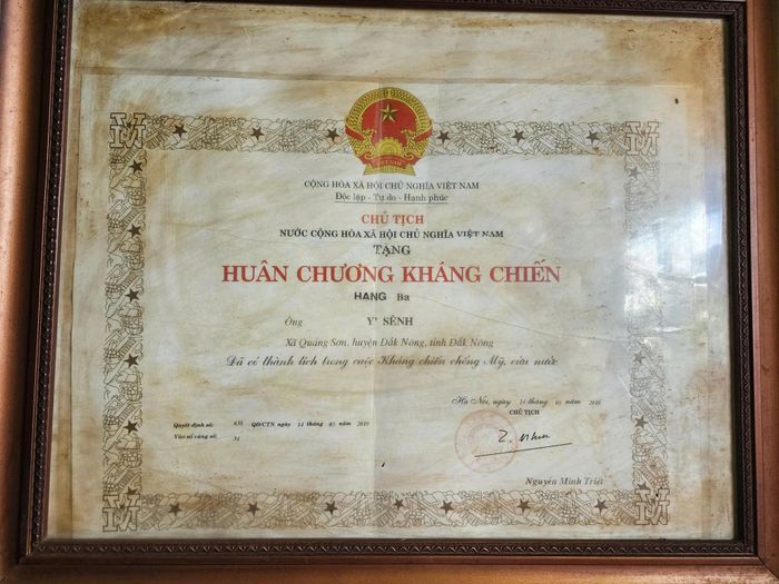 Ghi nhận công lao bảo vệ Tổ quốc, năm 2010, Nhà nước đã tặng Huân chương Kháng chiến hạng Ba cho ông Y Sênh