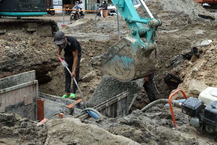Công nhân của Công ty Cổ phần Thiết kế xây dựng Kiến Việt thi công các hạng mục thoát nước dự án Sửa chữa, nâng cấp đường Trần Hưng Đạo