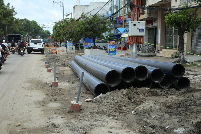 Các đơn vị thi công dự án Sửa chữa, nâng cấp đường Trần Hưng Đạo đang tập kết vật liệu để thi công ngay ở những vị trí đã được bàn giao mặt bằng
