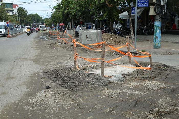 Ở những vị trí đang thi công, các đơn vị thi công đã dọn dẹp sạch sẽ, bảo đảm cho người dân và du khách đi lại thuận tiện, an toàn