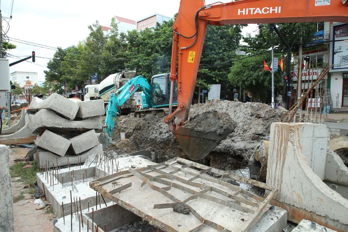 Công nhân của Công ty Cổ phần Thiết kế xây dựng Kiến Việt thi công các hạng mục thoát nước dự án Sửa chữa, nâng cấp đường Trần Hưng Đạo