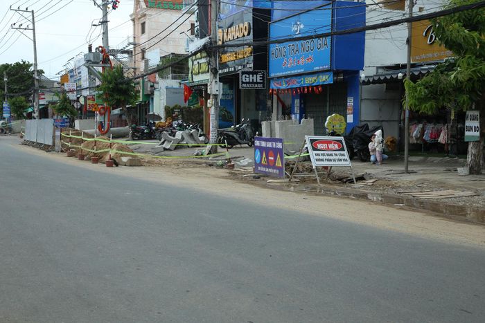 Ở những vị trí đang thi công, các đơn vị đã tiến hành rào chắn và đặt biển cảnh báo để người tham gia giao thông biết
