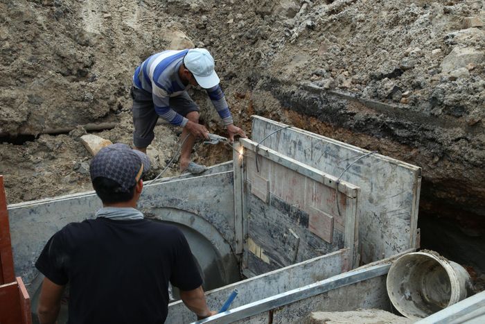 Công nhân của Công ty Cổ phần Thiết kế xây dựng Kiến Việt thi công các hạng mục thoát nước dự án Sửa chữa, nâng cấp đường Trần Hưng Đạo