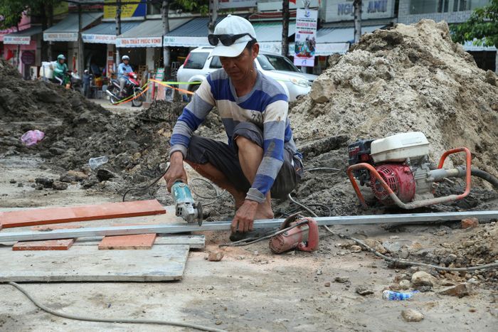 Công nhân Phạm Được đang tiến hành thi công các hạng mục công trình
