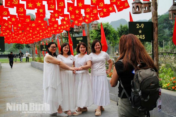 Du khách chụp ảnh lưu niệm tại Khu du lịch sinh thái Thung Nham.