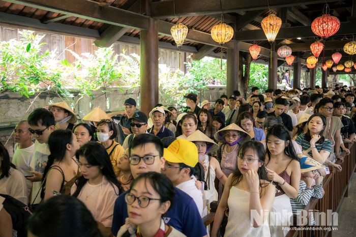 Du khách xếp hàng trật tự tại khu vực soát vé ở Khu du lịch sinh thái Tràng An trong kỳ nghỉ lễ Quốc khánh.