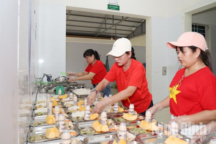 Các tình nguyện viên chuẩn bị bữa cơm chiều cho người bệnh.