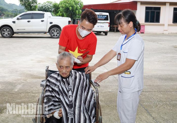 Tình nguyện viên cắt tóc miễn phí cho người bệnh phong.