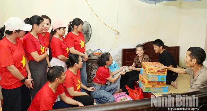 Những món quà gửi gắm tình cảm, sự sẻ chia của cộng đồng tới các hoàn cảnh khó khăn.