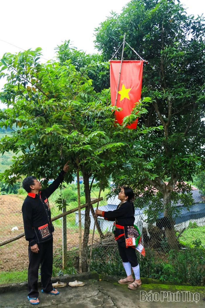 Đồng bào Dao ở Đồng Chụa, phường Thống Nhất treo cờ Tổ quốc, tạo không khí rộn ràng, phấn khởi trong dịp Quốc khánh 2/9.