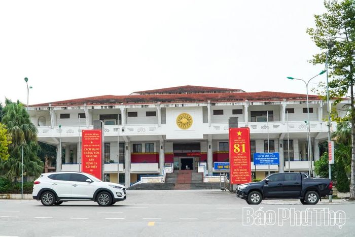 Nhiều khu công sở trên địa bàn tỉnh treo khẩu hiệu chào mừng kỷ niệm 81 năm Cách mạng Tháng 8 và Quốc khánh 2/9.