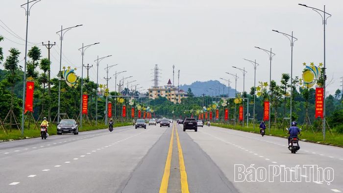 Tuyến đường Nguyễn Tất Thành rực rỡ cờ hoa.
