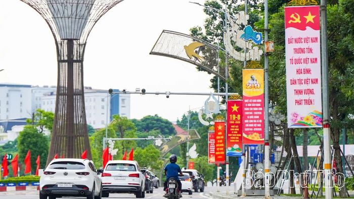 Pa nô khẩu hiểu chào mừng Kỷ niệm 81 năm Cách mạng Tháng Tám và Quốc khánh 2/9 tại nhiều tuyến phố.