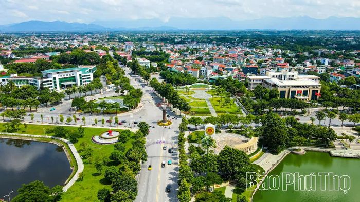 Khu vực trung tâm Việt Trì khang trang, hiện đại, hướng tới xây dựng đô thị văn minh, xanh, sạch, đẹp.