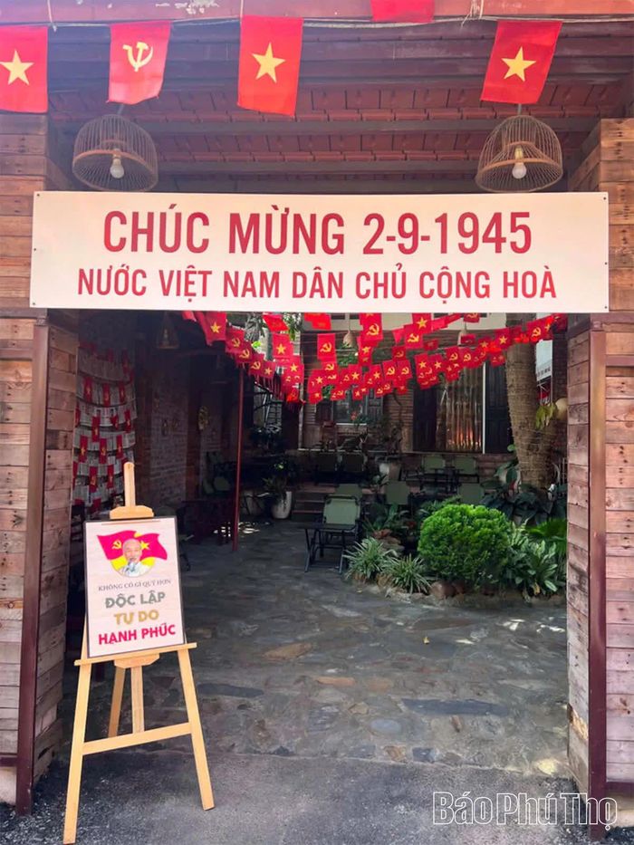 Các quán cà phê tạo không gian mang đậm sắc màu Quốc khánh, thu hút đông đảo bạn trẻ đến tham quan, chụp ảnh và lưu giữ những khoảnh khắc ý nghĩa.