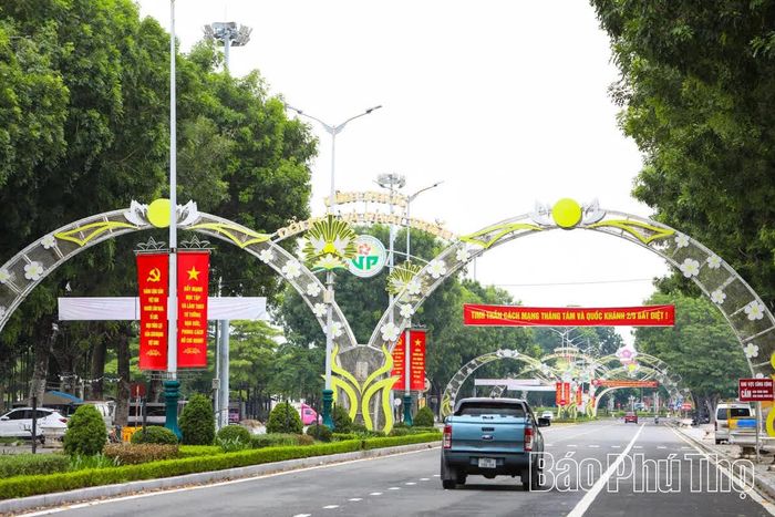 Các tuyến đường chính tại phường Vĩnh Phúc được trang hoàng rực rỡ.