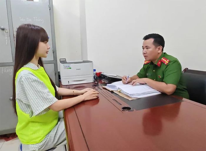 Vợ chồng “Cô giáo Hương” bị cáo buộc hưởng lợi từ 5 - 7 tỷ đồng từ sản phẩm Loramen. (Ảnh chụp từ VTV)