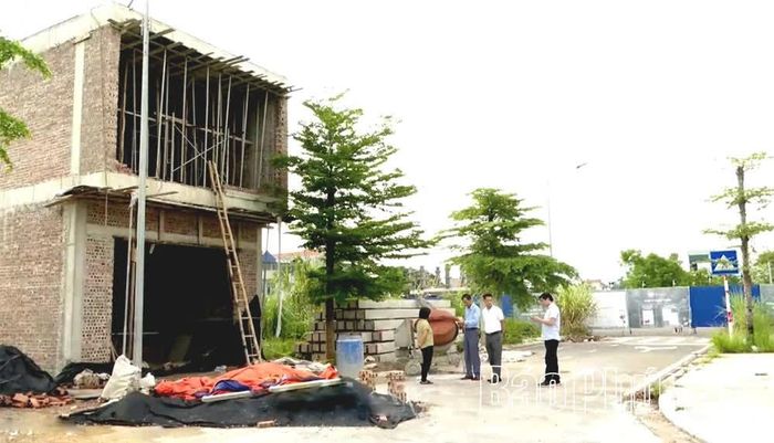 Ngôi nhà đang xây tại Khu nhà ở Riverview Lương Sơn của gia đình chị Phan Thị Thanh Hà, nằm cạnh con đường có hàng rào chắn.