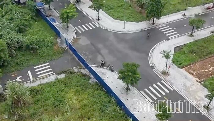 Hàng rào chắn nhìn từ trên cao giữa 2 dự án.