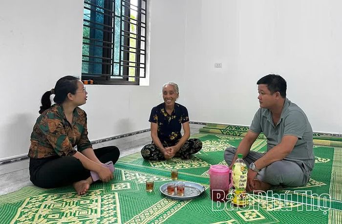 Niềm vui của đồng bào dân tộc thiểu số xã Tiền Phong trong những ngôi nhà mới.