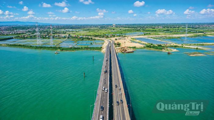 Cầu Gianh (mới) bắc qua sông Gianh nằm trên Quốc lộ 1A, đoạn qua xã Bắc Gianh và Nam Gianh, tỉnh Quảng Trị - Ảnh: T.H