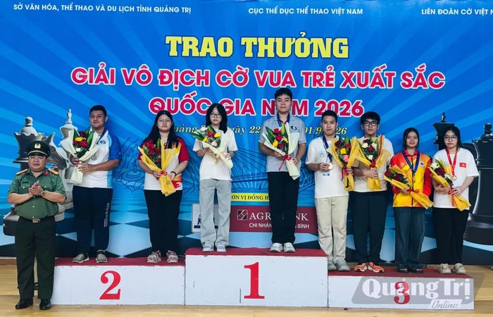 Các kỷ thủ đạt thành tích cao ở nhóm tuổi 20 nhận huy chương - Ảnh: K.H