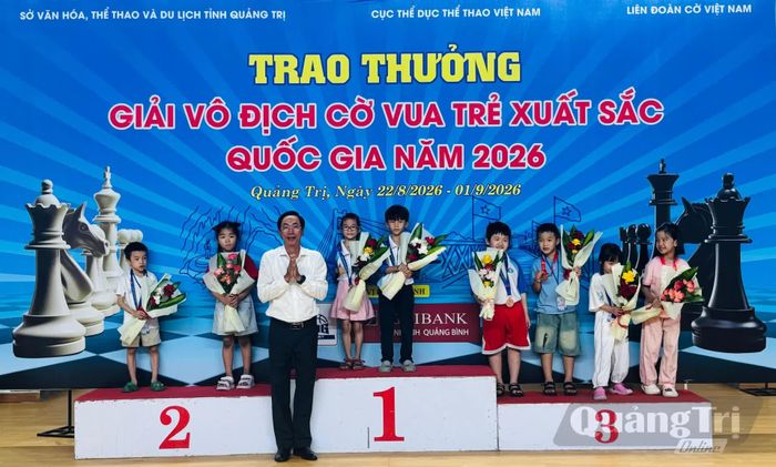 Ban Tổ chức trao giải cho các kỳ thủ đạt thành tích cao ở nhóm tuổi 6 - Ảnh: K.H