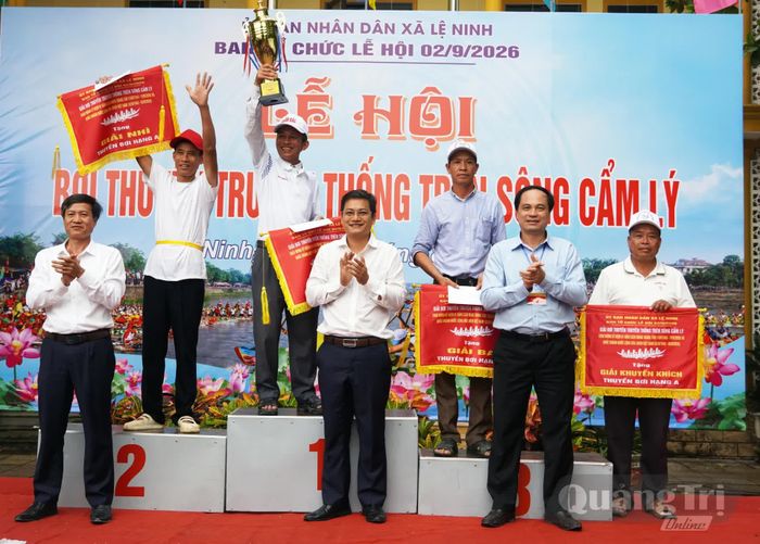 Đại diện lãnh đạo xã Lệ Ninh trao thưởng cho các đội đua - Ảnh: L.Chi