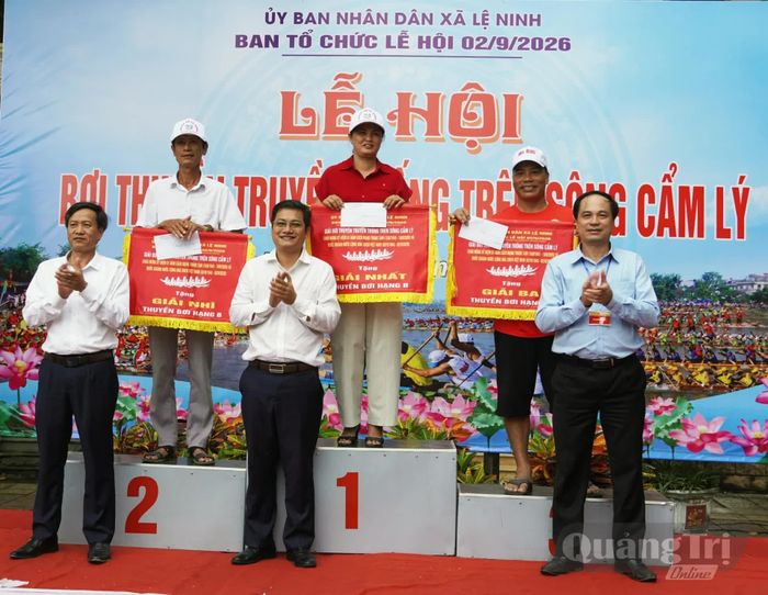 Đại diện lãnh đạo xã Lệ Ninh trao thưởng cho các đội đua xuất sắc hạng B - Ảnh: L.Chi