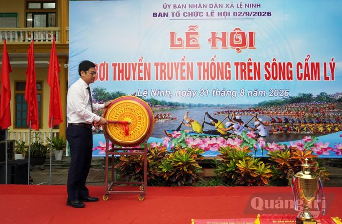 Lãnh đạo xã Lệ Ninh đánh trống khai hội - Ảnh: L.Chi