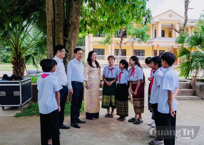 Lãnh đạo Sở GD-ĐT thăm, động viên học sinh Trường phổ thông nội trú THCS Thượng Trạch vào cuối năm 2025-2026 - Ảnh: K.H