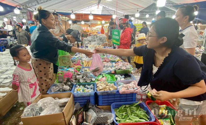  Gian hàng tự chọn thu hút nhiều người dân tham quan, mua sắm tại hội chợ - Ảnh: H.C