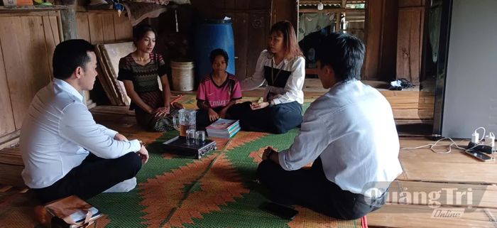 Cán bộ, giáo viên vùng cao đến từng nhà vận động học sinh, đưa các em tới trường - Ảnh: N.B