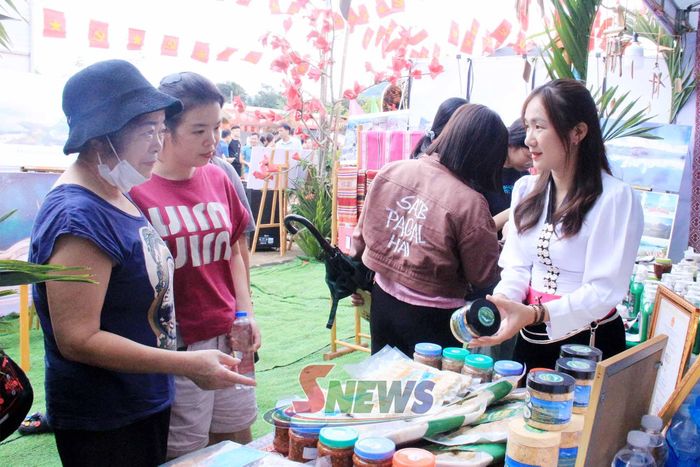 Gian trưng bày sản phẩm đặc trưng xã Quỳnh Nhai.