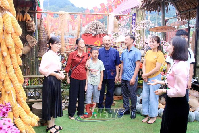 Du khách tham quan không gian văn hóa.