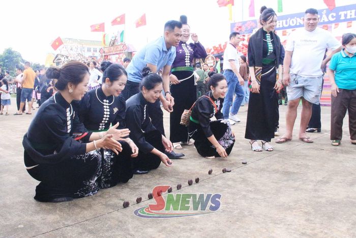 Du khách trải nghiệm trò chơi tó mak lẹ.