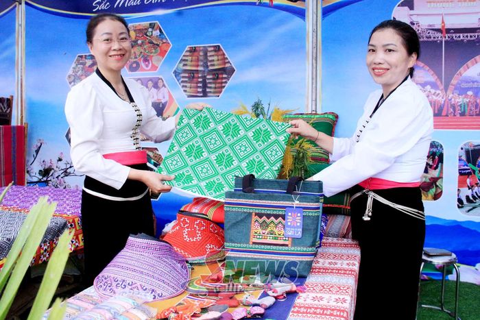 Sản phẩm lưu niệm thổ cẩm xã Quỳnh Nhai.
