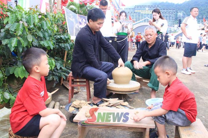 Các em nhỏ trải nghiệm làm gốm Mường Chanh.