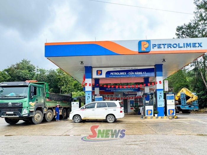 Người dân mua hàng tại Petrolimex - Cửa hàng 17, xã Chiềng Mung.